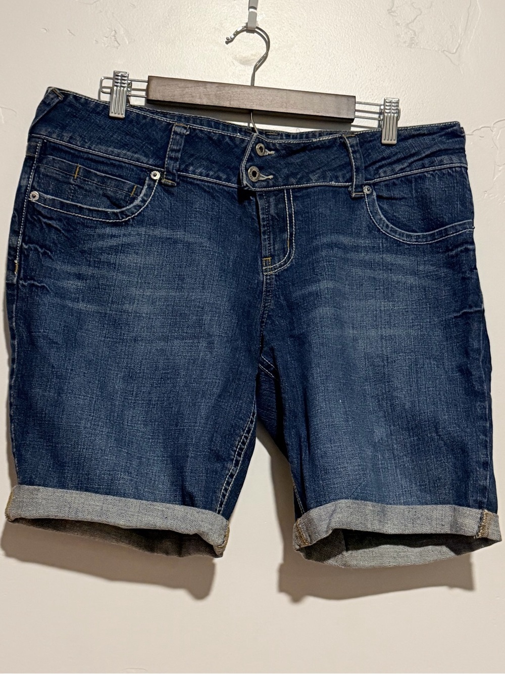 Guess Women's Dark Indigo Rolled-Hem Denim Shorts 9in inseam